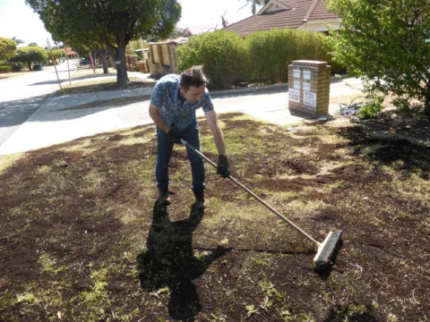P1200235 Archival image from Scott’s Australia – Lawn Builder
