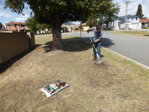 P1200243 Archival image from Scott’s Australia – Lawn Builder