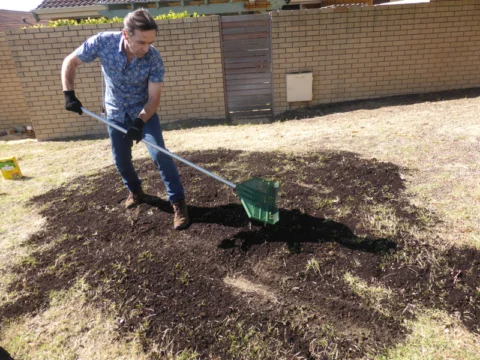 P1200245 Archival image from Scott’s Australia – Lawn Builder