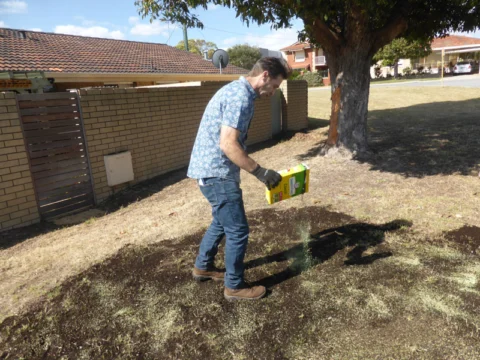 P1200250 Archival image from Scott’s Australia – Lawn Builder