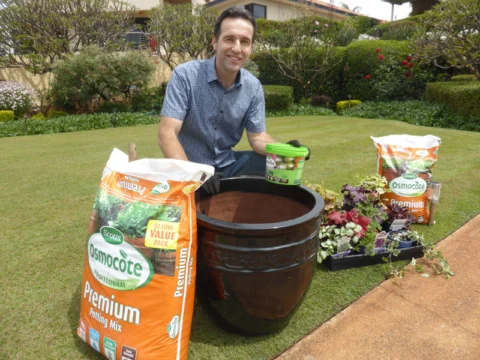 P1200604 Archival image from Scott’s Australia – Osmocote Organics