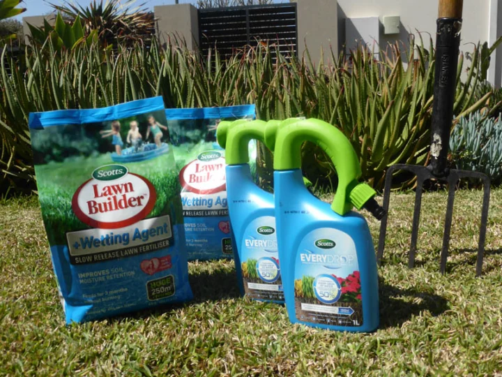 P1220547 Archival image from Scotts Australia – Lawn Builder with Wetting Agent and Everydrop