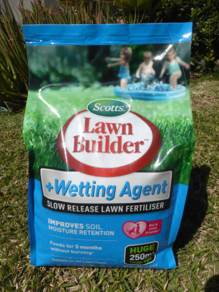 P1220548 Archival image from Scotts Australia – Lawn Builder with Wetting Agent and Everydrop