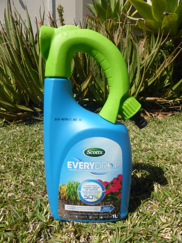 P1220559 Archival image from Scotts Australia – Lawn Builder with Wetting Agent and Everydrop