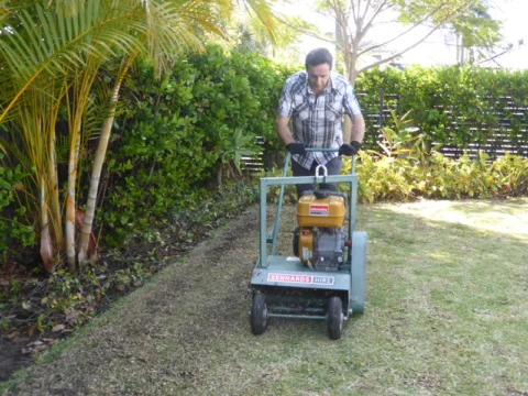 P1220583 Archival image from Scotts Australia – Lawn Builder with Wetting Agent and Everydrop