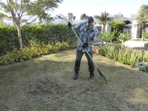P1220588 Archival image from Scotts Australia – Lawn Builder with Wetting Agent and Everydrop