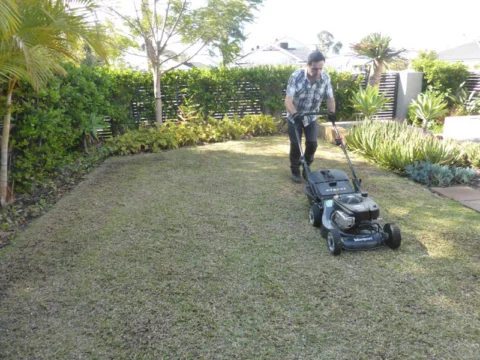 P1220590 Archival image from Scotts Australia – Lawn Builder with Wetting Agent and Everydrop