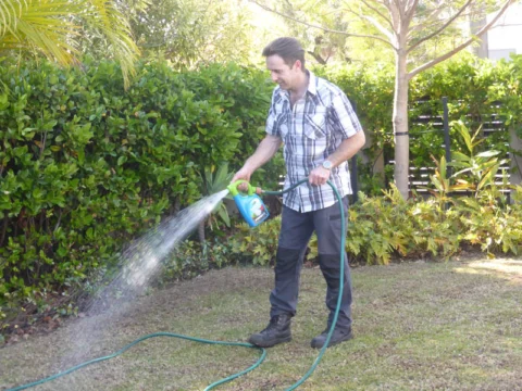 P1220593 Archival image from Scotts Australia – Lawn Builder with Wetting Agent and Everydrop