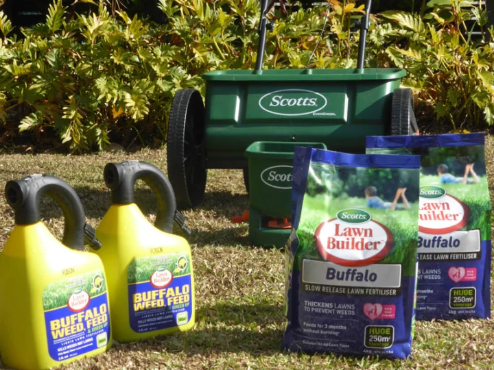 P1220601 Archival image from Scotts Australia – Buffalo Weed & Feed and Lawn Builder