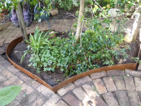 P1240317 Archival image from StrataGreen – Straightcurve Flexiline Edging