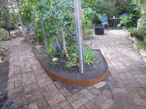 P1240334 Archival image from StrataGreen – Straightcurve Flexiline Edging
