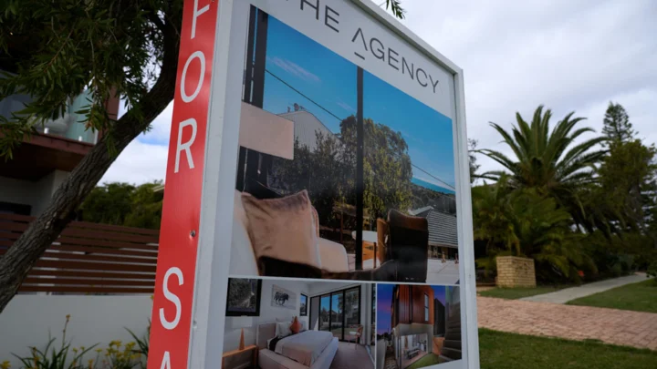 Footages.00_00_23_05.Still003 Archival image from The Agency No13 – Realty Assist